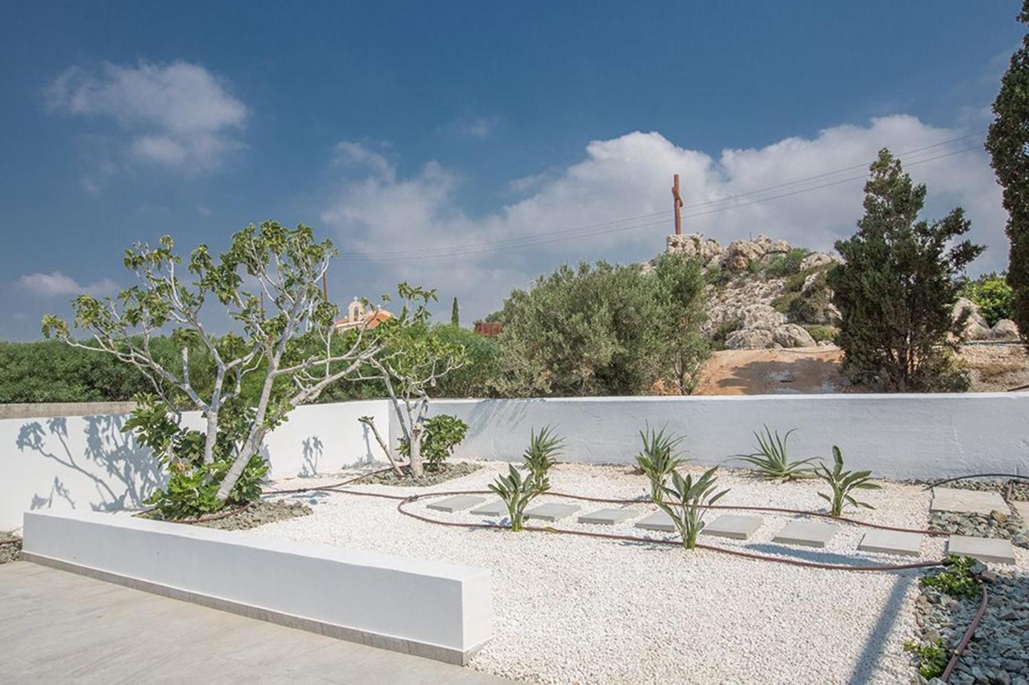 Nepou - Beautiful 4 Bedroom - Located In With Private Pool *