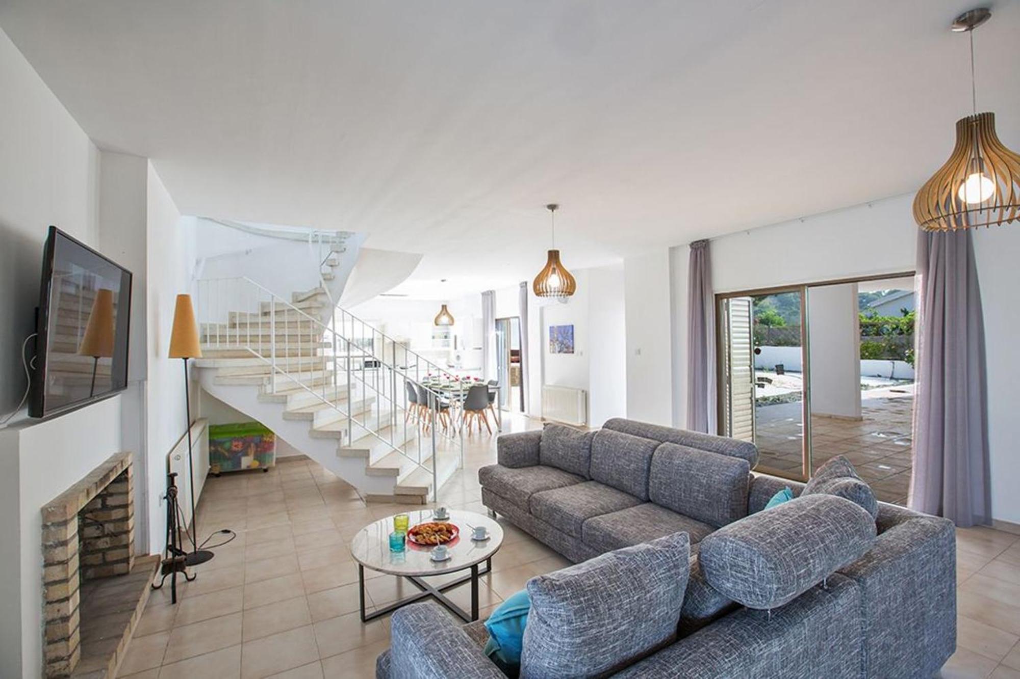 Willa Nepou - Beautiful 4 Bedroom - Located In With Private Pool Ajia Napa