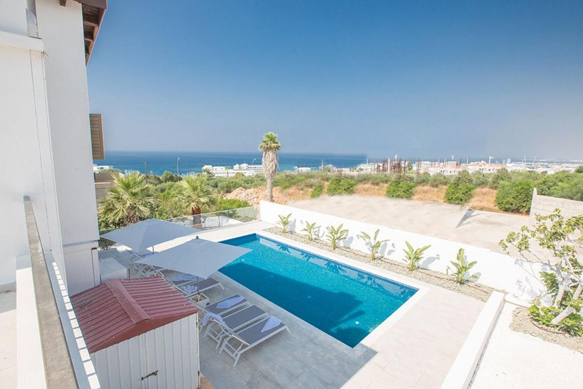Nepou - Beautiful 4 Bedroom - Located In With Private Pool