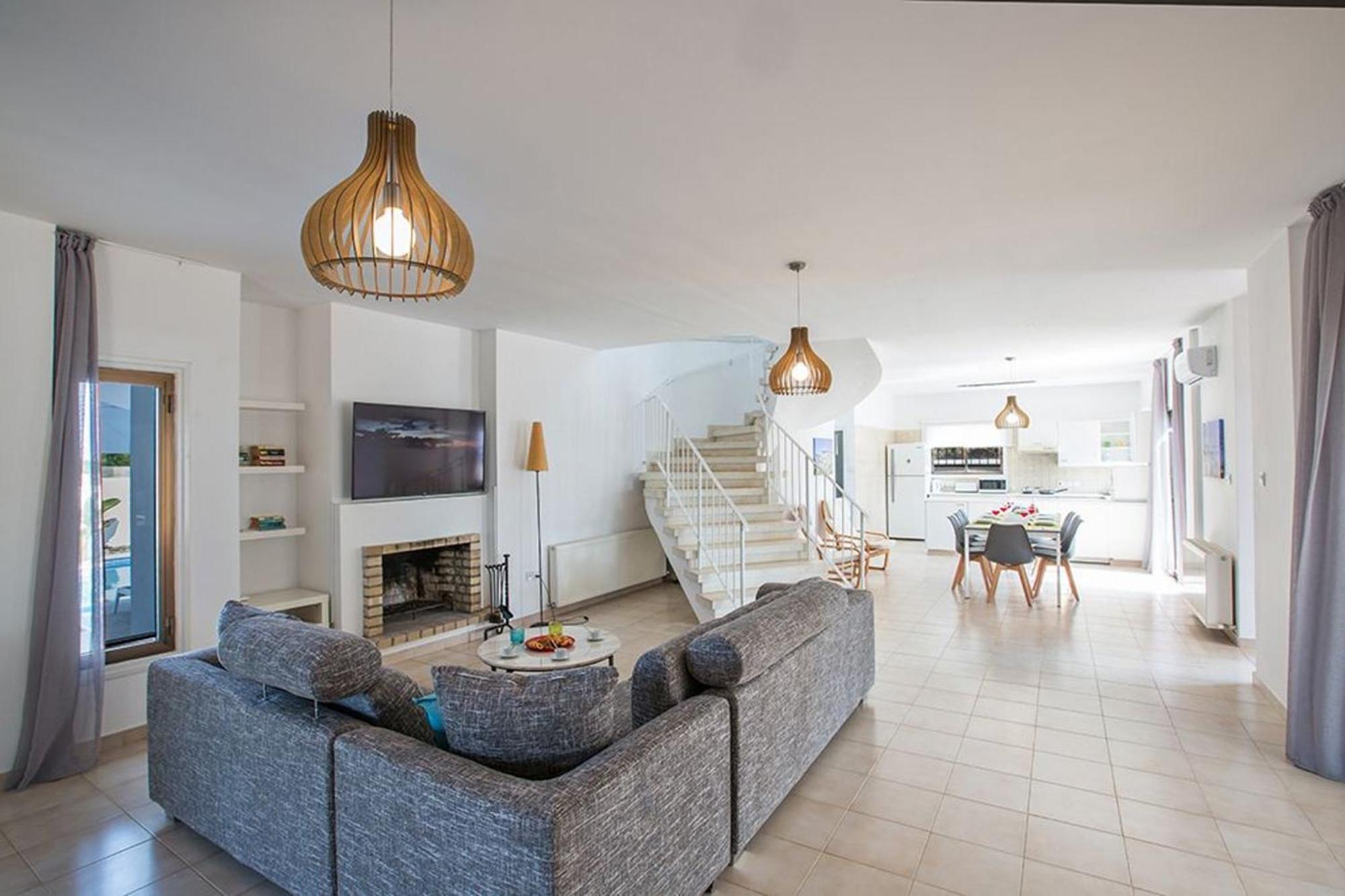 Nepou - Beautiful 4 Bedroom - Located In With Private Pool *