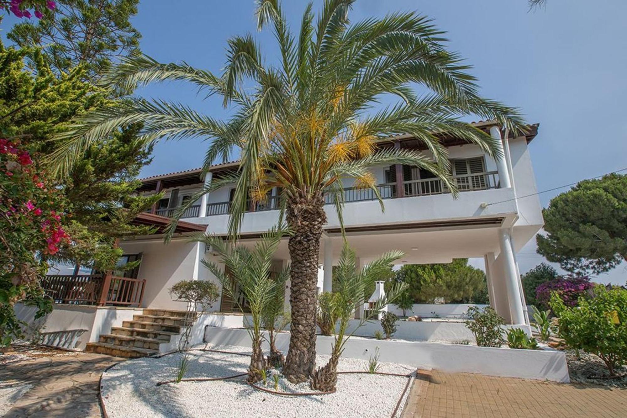 Nepou - Beautiful 4 Bedroom - Located In With Private Pool