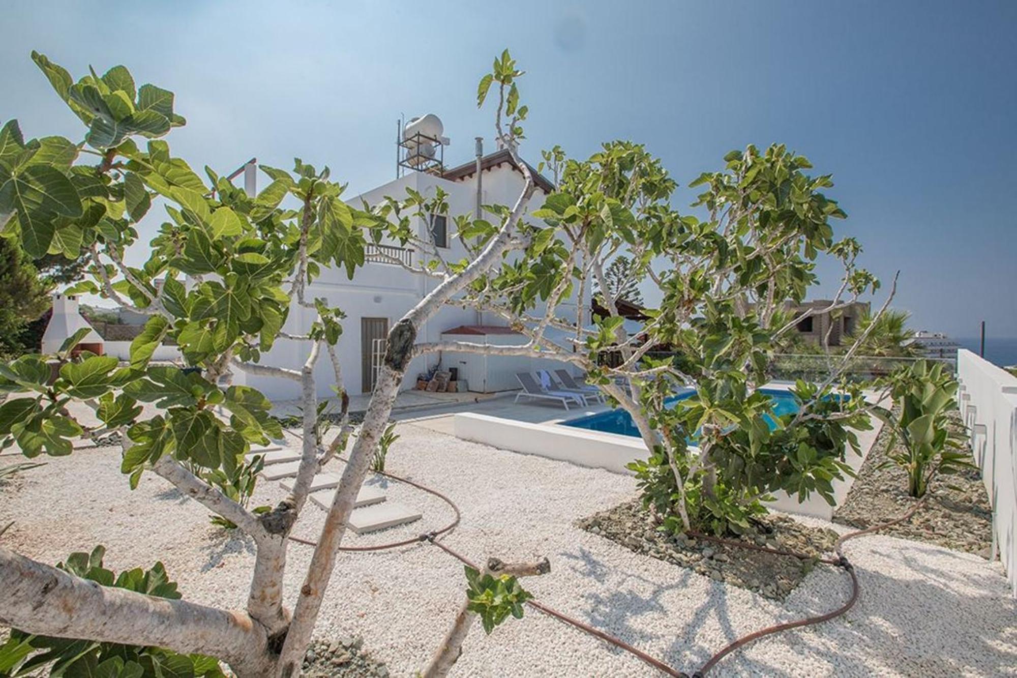 Nepou - Beautiful 4 Bedroom - Located In With Private Pool